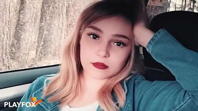 Foshnja seksi thith me gëzim kartën e zbritjes